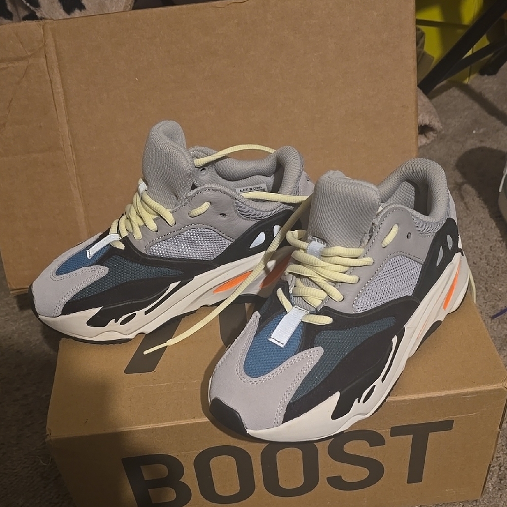 Adidas Yeezy Wave Runner. Size 4